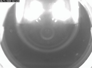Obrázek 4: Záběry pořízené v noci, kde čelní sklo odráží paprsky vestavěného infračerveného přisvícení kamery zpět do kamery